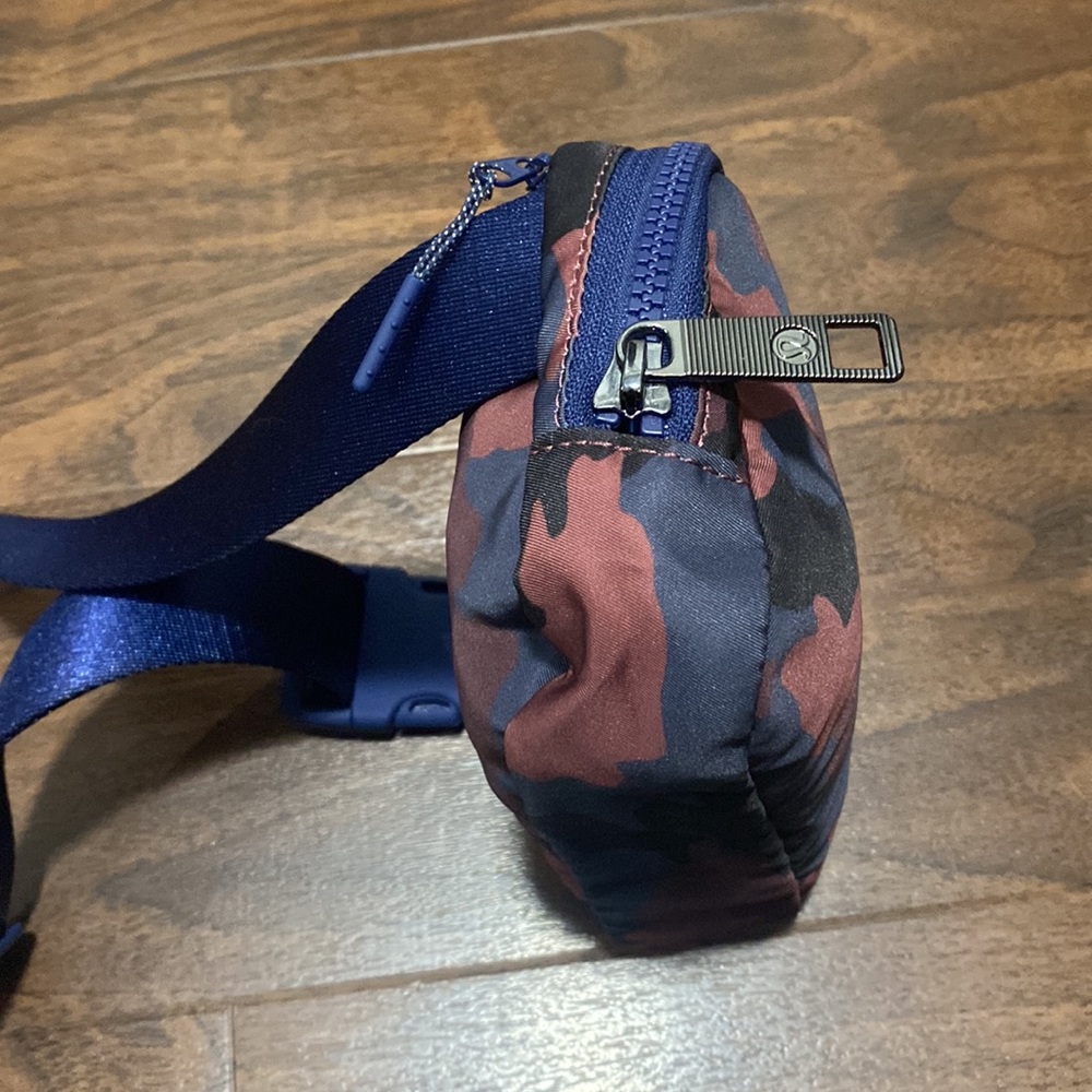 Lululemon Everywhere Belt Bag Heritage 365 Camo Smoky Red Night Sea Multi - Picture 8 of 10
